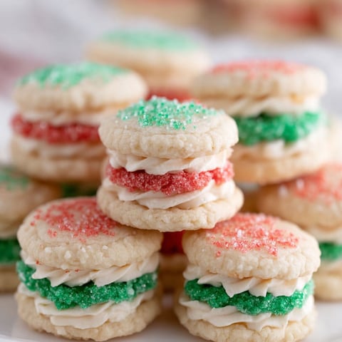 Ein Stapel Weihnachtskekse mit rotem, grünem und weißem Zuckerguss.