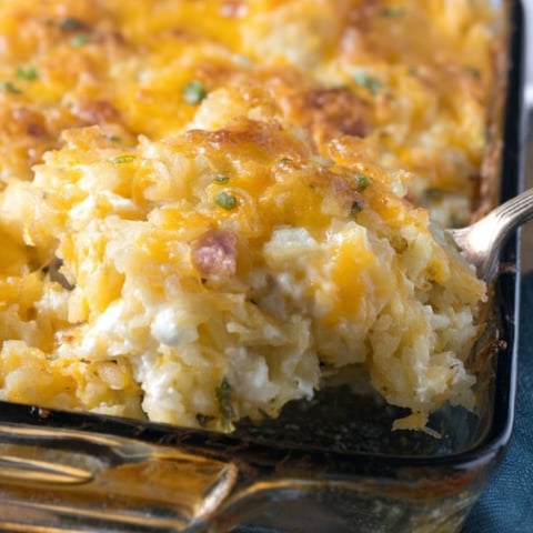 Eine Nahaufnahme eines Cheddar Hash Brown Auflaufs.