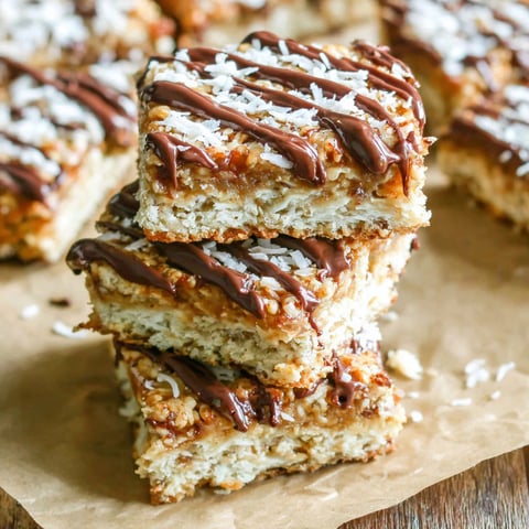 Ein Stapel von drei einfachen Mandel-Kokos-Riegeln.