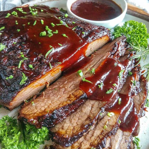 Ein köstliches BBQ-Bruststück mit einer Beilage aus Gemüse.