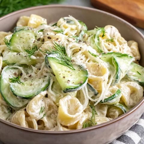 Eine Schüssel mit Gurken-Pasta-Salat.