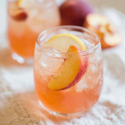 Zwei Gläser mit selbstgemachter Pfirsich Limonade.