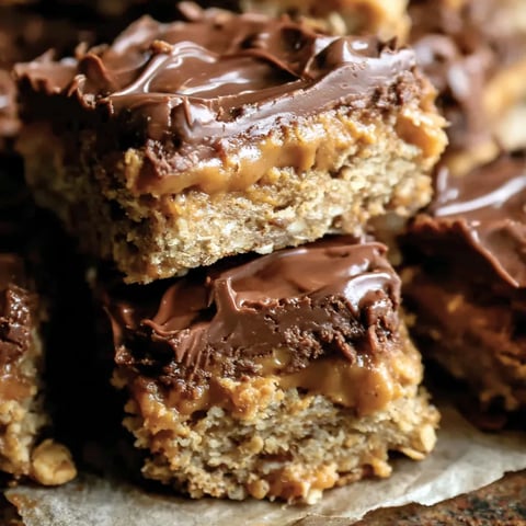 Eine Nahaufnahme eines Erdnussbutter-Haferriegels.