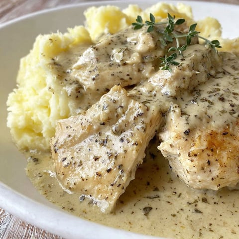 A plate of chicken and gravy.